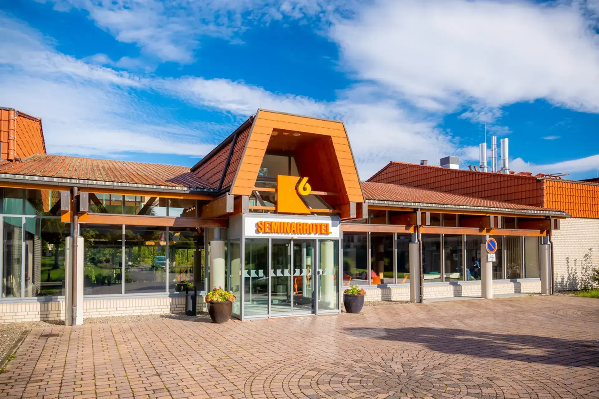 Der Haupteingang des K6 Seminarhotels