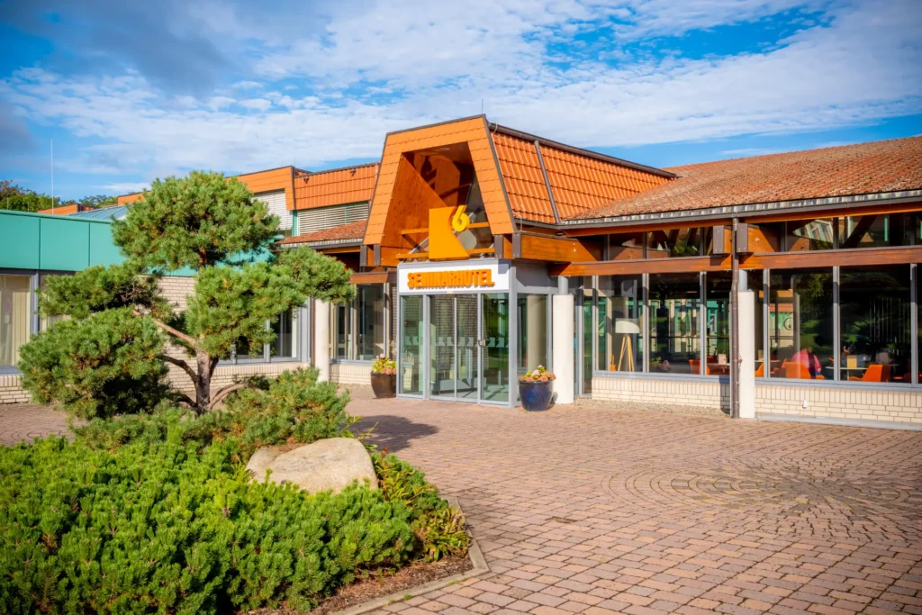 Der Haupteingang des K6 Seminarhotels
