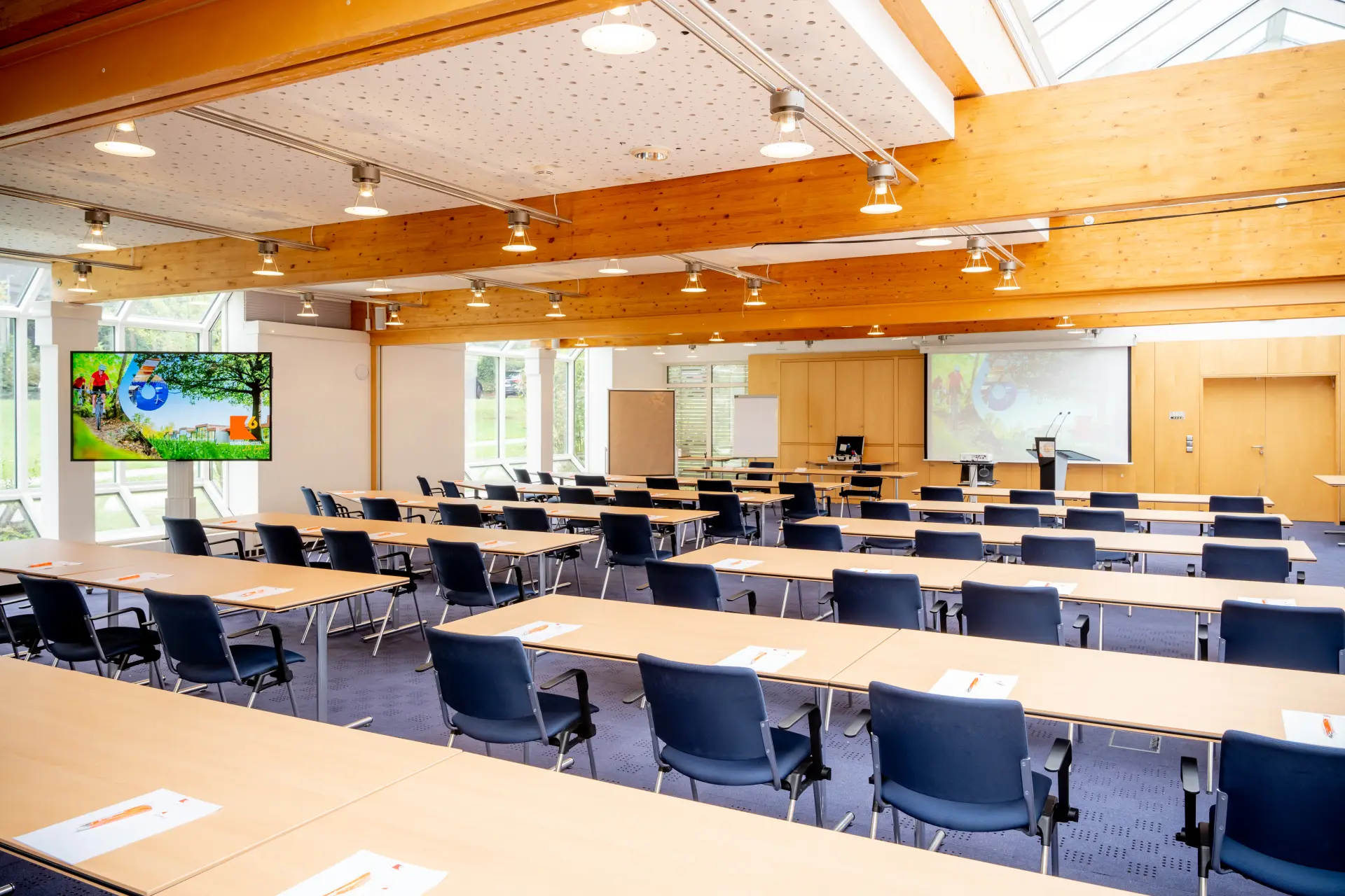 Konferenzraum ausgestattet mit Stühlen und Tischen