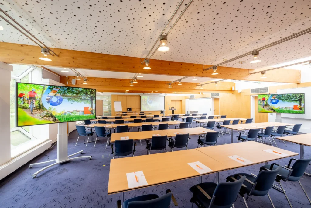 Blick von hinten auf den Seminarraum mit Fernseher