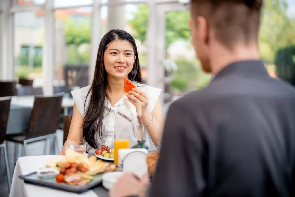 Zwei Personen essen Frühstück im K6.
