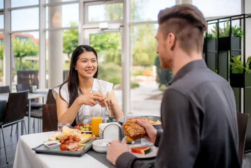 Zwei Gäste frühstücken im Saal des K6