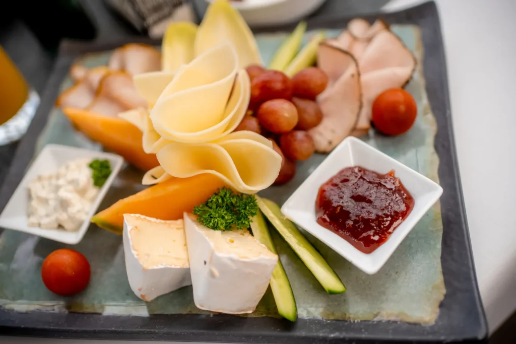 Eine Platte mit verschiedenem Essen bei einem Workshop im Hotel.