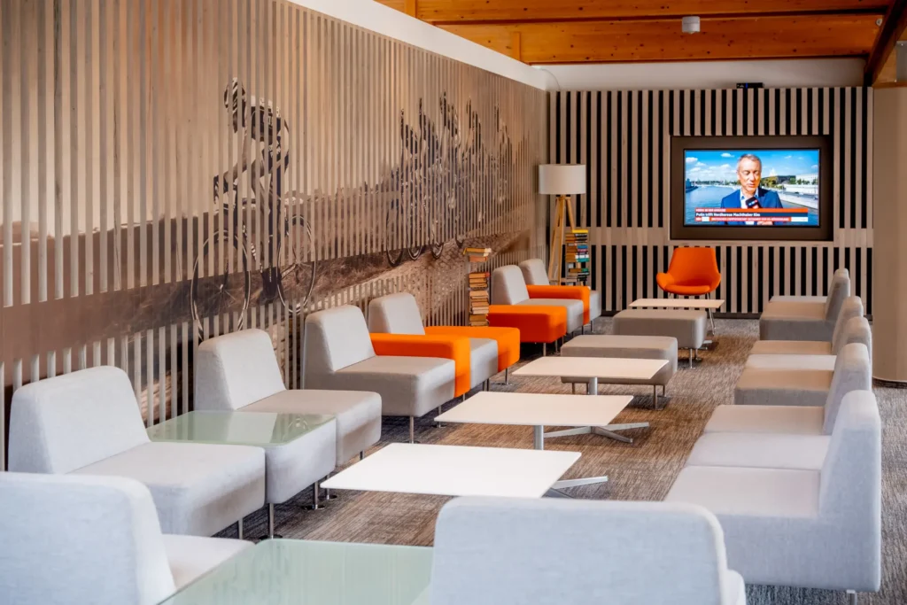 Blick auf die Sitzecke in der Rezeption