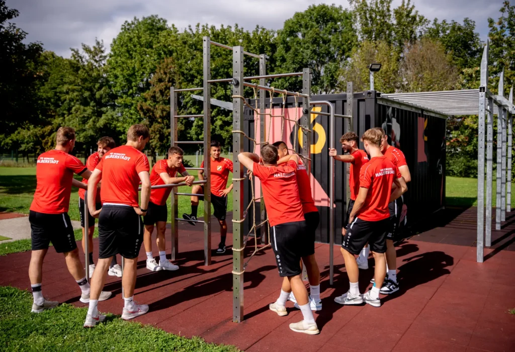 Calisthenicspark im K6 Eine Gruppe von Sportlern im Calisthenicspark des K6 Seminarhotels