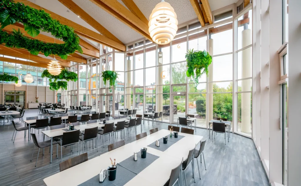 Saal des K6 Lichtdurchfluteter Saal des K6 Seminarhotels mit Sitzmöglichkeiten