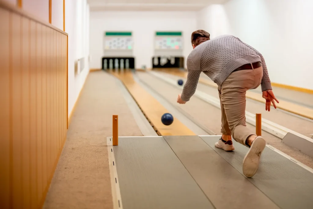 Kegelbahn Mann kegelt in der K6 Kegelbahn