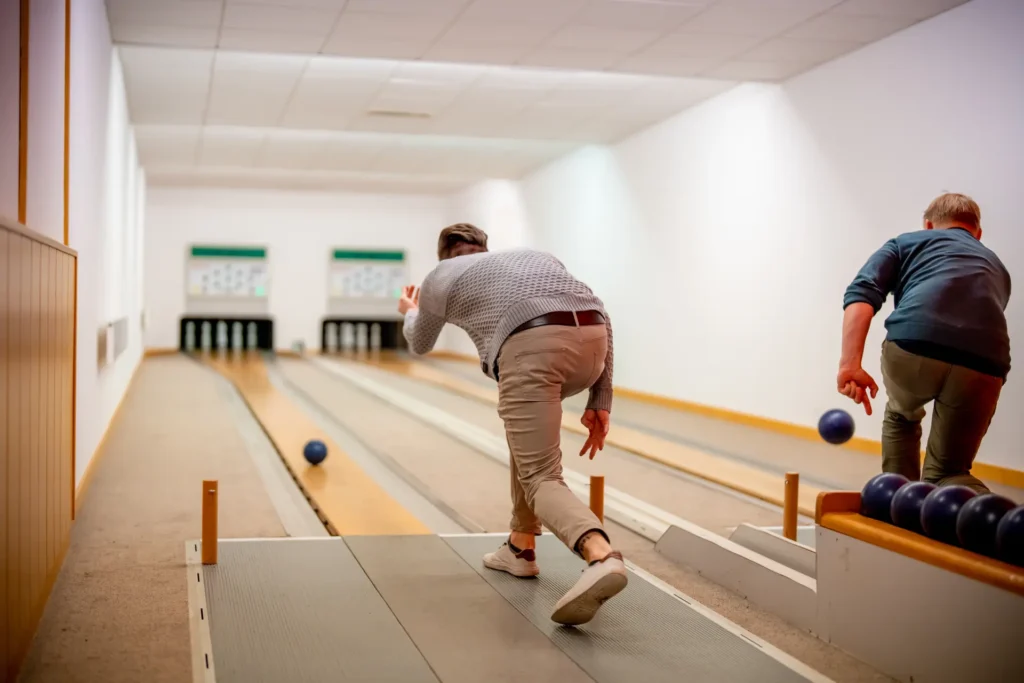 Mann kegelt in der K6 Kegelbahn